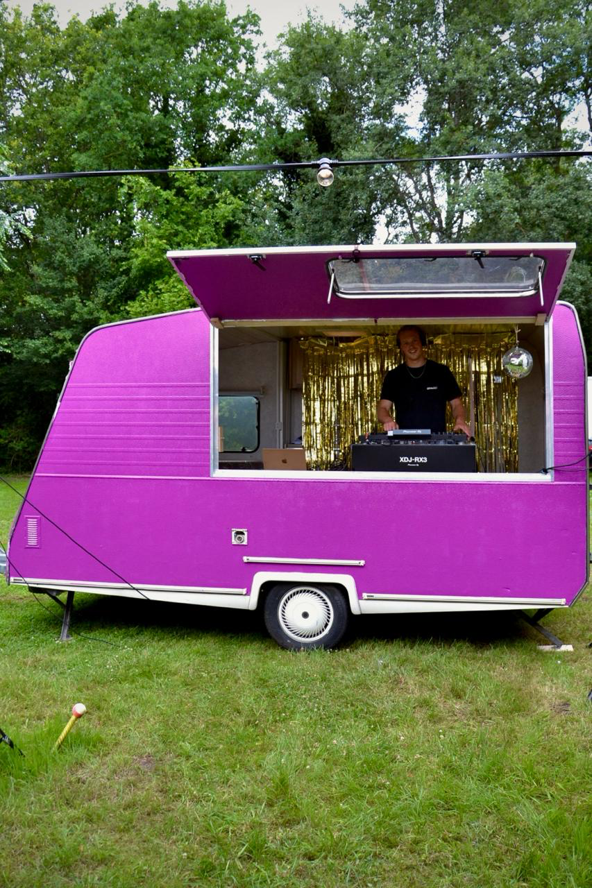Club Caravan op een grasveld, klaar voor een buitenfeest